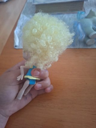 Muñeca y unicornio de juguete
