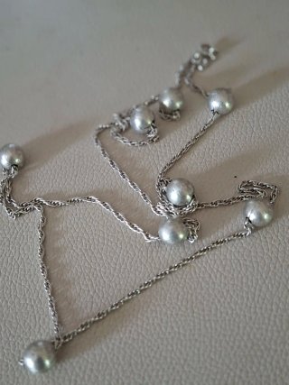 Collar de plata con cuentas..mide 40 cmts. largo