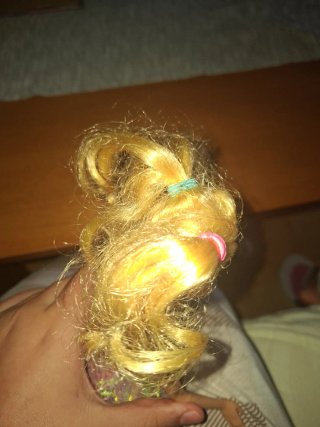 Muñeca Barbie con vestido rosa y blanco