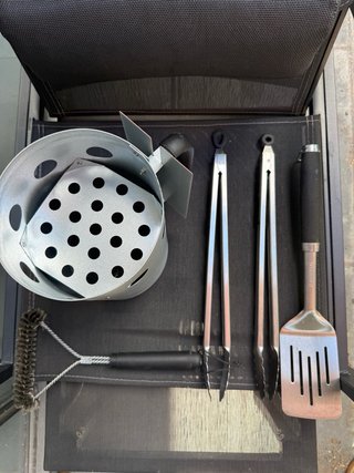 Barbacoa de carbón con todos los accesorios