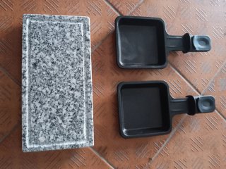 Raclette Roja con Placa Metálica