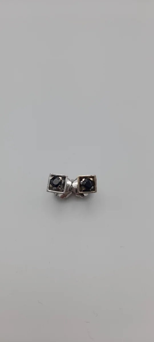 Pendientes de oro blanco 18kt con Zafiro.