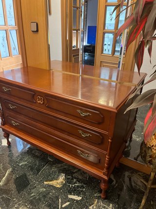 Cómoda antigua de madera