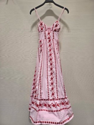 Vestido rosa bordado Zara viral