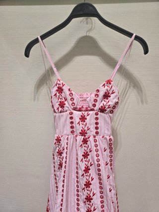 Vestido rosa bordado Zara viral