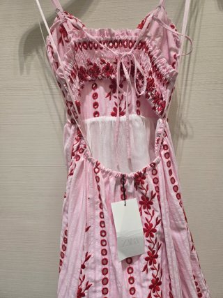 Vestido rosa bordado Zara viral