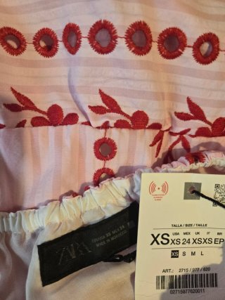 Vestido rosa bordado Zara viral