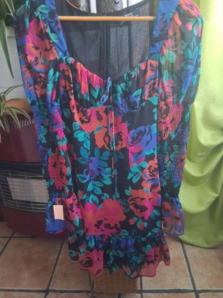 Vestido floral negro talla XS