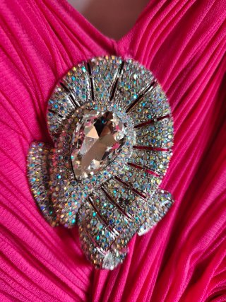 Vestido largo fucsia con broche pedrería