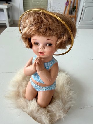 Niña rezando de porcelana