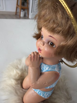 Niña rezando de porcelana