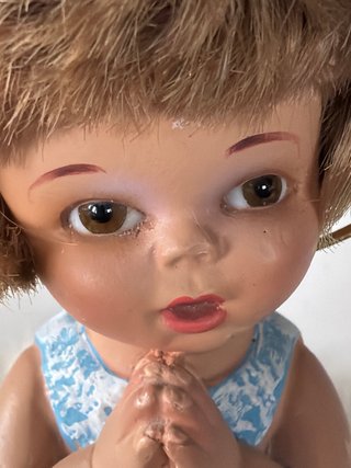 Niña rezando de porcelana
