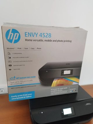 Impresora HP Envy 4528 con caja