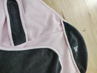Saco para bebé gris con ribete rosa
