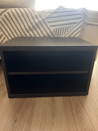 Estantería oscura de madera
