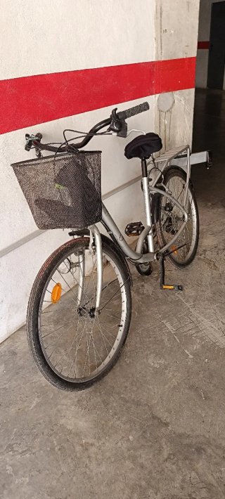 Bicicleta de mujer plateada con cesta