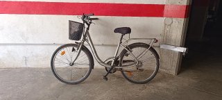 Bicicleta de mujer plateada con cesta