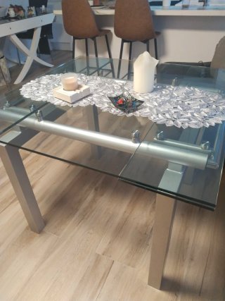 Mesa de comedor de cristal y metal