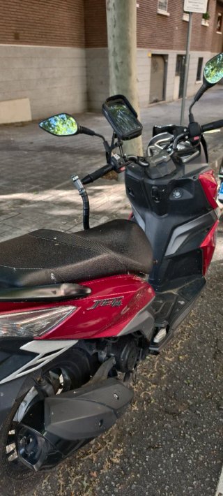 Moto Scooter SYM Roja y Negra