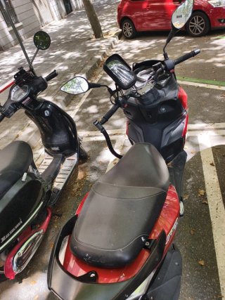Moto Scooter SYM Roja y Negra
