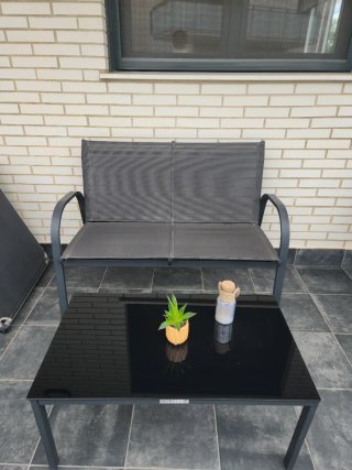 Sofá y mesa de jardín