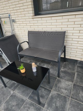 Sofá y mesa de jardín