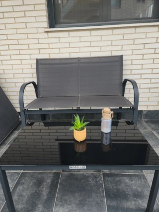 Sofá y mesa de jardín