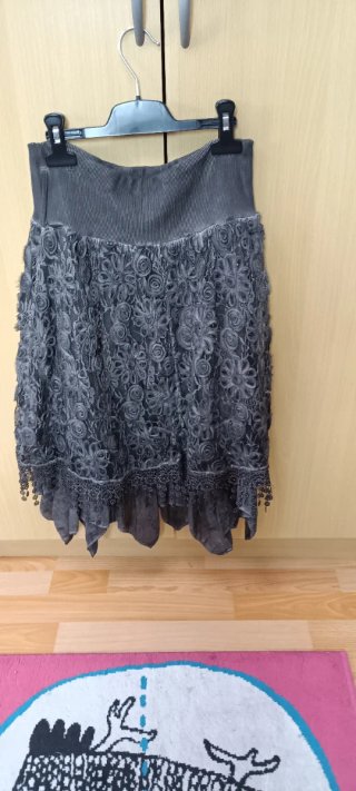 Falda gris con flores