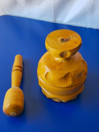 Mortaio Vintage in Legno Intagliato con Pestello