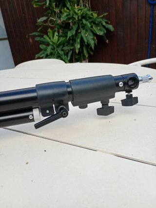 Brazo telescópico negro ajustable