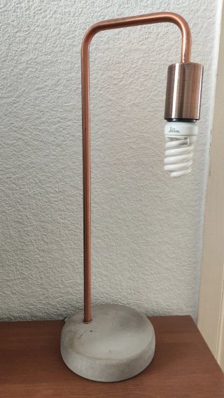 Lámpara de mesa cobre y gris