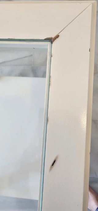 Mesa auxiliar blanca con tapa de cristal