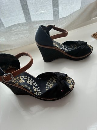 Cuñas Tommy Hilfiger Negras y Marrones