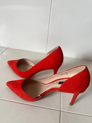 Zapatos de tacón rojos