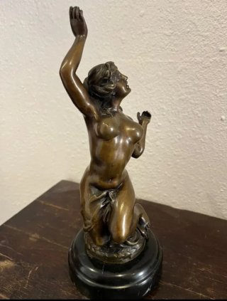 Figura de bronce mujer desnuda