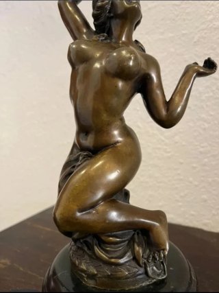 Figura de bronce mujer desnuda