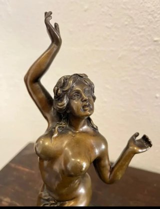 Figura de bronce mujer desnuda