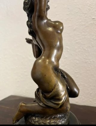 Figura de bronce mujer desnuda
