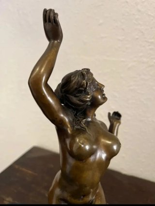 Figura de bronce mujer desnuda