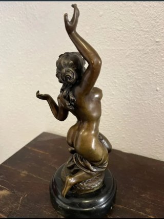 Figura de bronce mujer desnuda