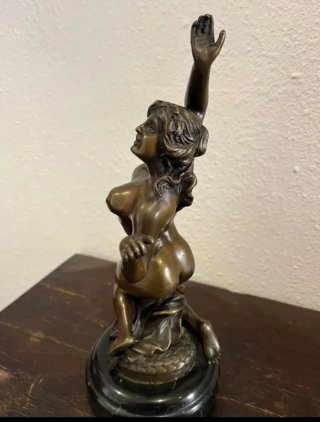 Figura de bronce mujer desnuda