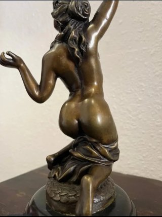 Figura de bronce mujer desnuda