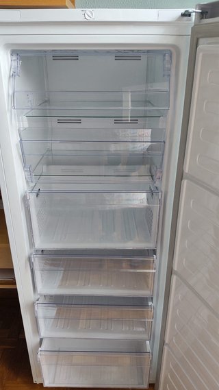 Arcón vertical Beko