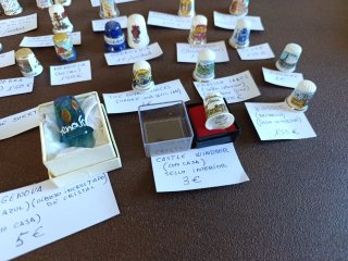 Colección de dedales de cerámica, cristal y metal