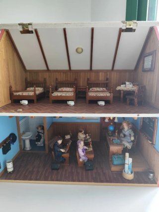 Casita de muñecas escuela