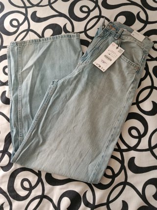 Pantalón campana azul claro del Zara