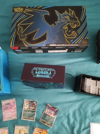 Caja UPC + ETB de la Pokemon Fuego Fantasmal
