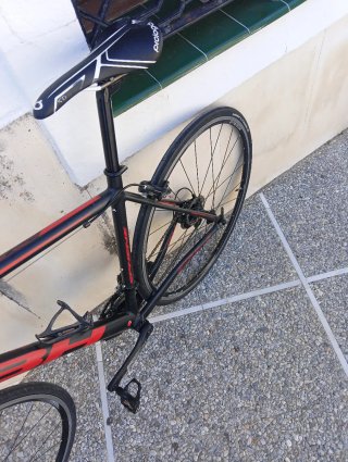 Bicicleta BH de carretera negra y roja
