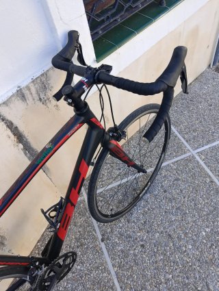 Bicicleta BH de carretera negra y roja