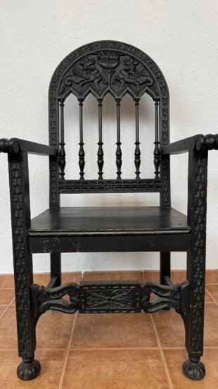 3 sillas góticas madera negras talladas